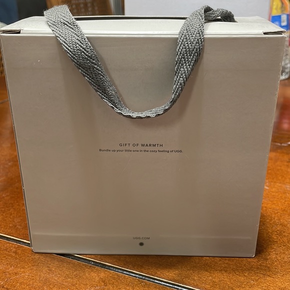 Beautiful UGG red shoes for little boys - Picture 12 of 12